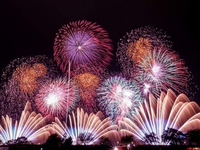 Chào đón năm mới tại Tết Dương Lịch và Tết Quý Mão 2024, pháo hoa là một nét đặc trưng không thể thiếu. Hãy cùng chúng tôi tận hưởng bầu không khí ngập tràn niềm vui và tinh thần sống động của mùa lễ hội này.