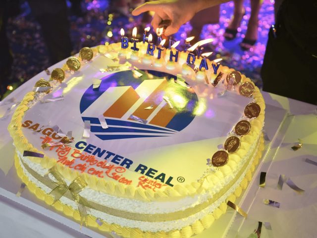 Bánh fondant 3 tầng kỷ niệm 15 năm công ty chung một ước mơ - Bánh Thiên  Thần : Chuyên nhận đặt bánh sinh nhật theo mẫu