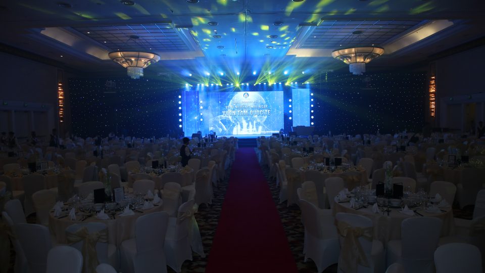 tổ chức year end party