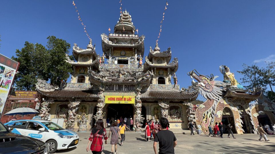 Tour du lịch hành hương Sài Gòn - Đà Lạt cùng nhà hàng chay D’Gemma Chùa Linh Phước là điểm đến không thể bỏ qua khi đi tour du lịch hành hương đến Đà Lạt. (Nguồn: Internet)
